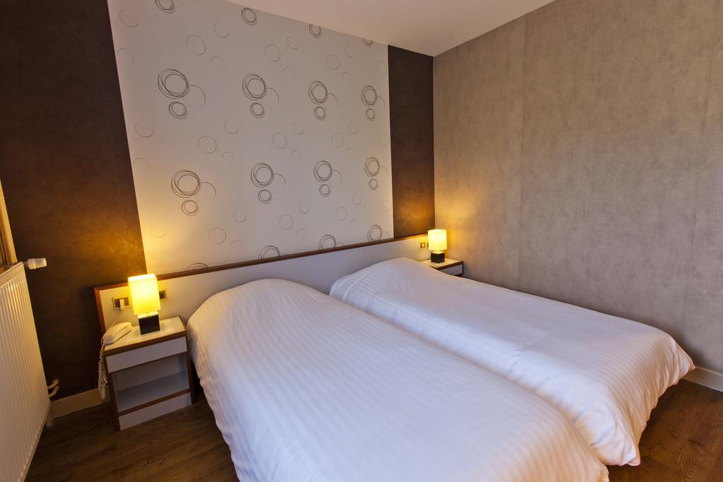 Cit'Hotel Du Circuit Magny-Cours Exterior photo